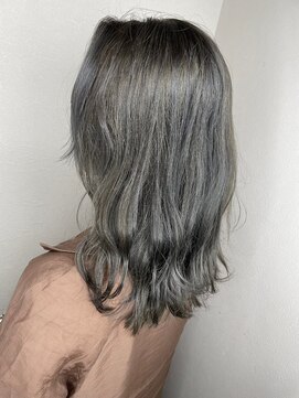 モルニ(MORNI) グレーカラー_マロンベージュ Aラインボブ かきあげ