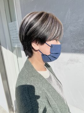 ラキ(Laki) ホワイトアンブレラカラー×ショートヘア