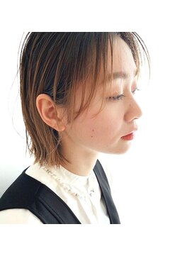 ジジ 代々木(Gigi) 【Gigi】外ハネボブ セクションカラー ペールベージュ