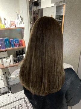 リバレッジ 白金(Leverage) 大人海外グレージュストレートロング：Erika Fukunaga