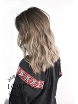 ルーヴェ(LOWE)&nbsp;外国人風バレイヤージュとブロンドベージュスタイル