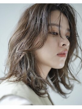 シア(SHEA gakugeidaigaku) ふんわりミディアム/ウェーブヘア/アッシュカラー/30代40代50代