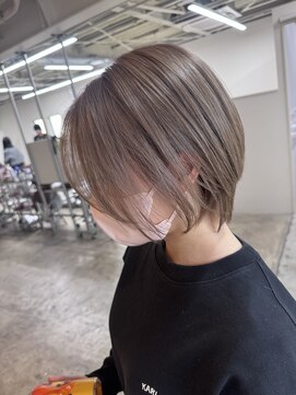 ショートヘア/ミルクティーグレージュ/ハイトーン