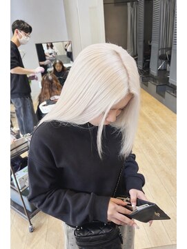 チェレ ブラン 堺東店(Chere brun) ホワイトブロンド×ハイトーンロング×艶ストレート