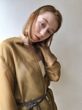 ニキータ(Nikiita) うすベージュとボブ