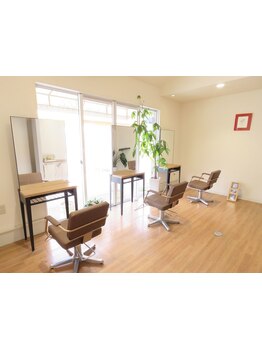 3席のみのプライベートサロン。木目調のシンプルで落ち着ける店内で、ゆったりとした時間をお過ごし下さい*