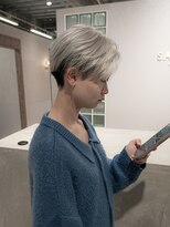 エン 栄店(enne)&nbsp;ホワイトシルバー×刈り上げセンターパート