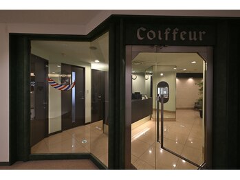 コワフュール アイテン 1941 新宿(Coiffure I-10 1941)の写真/受け継がれる老舗理容室の技術力×シティスタイルがメンズに人気の新宿理容室。丁寧な技術をご提供します。