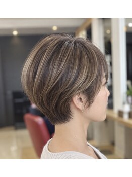 シャドウ美容室の写真/【口コミ4.92】元資生堂トップスタイリストが骨格を見極めカット!手入れが楽で美しいショートヘアへ