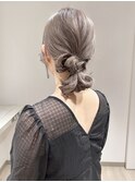 お呼ばれアレンジ/低めおだんごヘア/ミルクティーベージュ