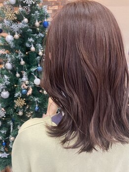 白髪カバーもおしゃれに◇明るく仕上げる艶カラーで、理想のスタイルを。毎日のヘアがもっと楽しくなる！