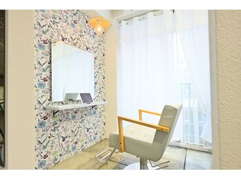 エミリー(Emily)の写真/完全個室のプライベート空間。周りの視線を気にせず、ゆったりと心からリラックスできる贅沢な時間を。