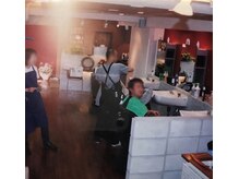 45年以上受け継がれてきた理容技術（写真は創業時の板宿店の様子）