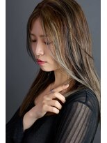 アンアタッシュ(UNE ATTACHE)&nbsp;Contrast Edge｜光と艶をまとうバレイヤージュ×ストレート