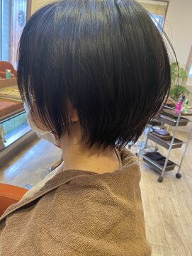 ピアリ(Peri) 透け感ショートボブ