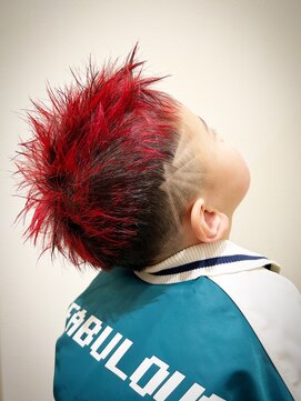 デザイニングヘアードゥ(designing hair Deux) キッズバリアート赤ハイライトメッシュ刈り上げショート