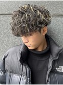 前髪下ろしメンズ波巻きスパイラルパーマ×金メッシュハイライト