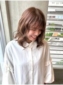 柔らかさ引き出すブラウンベージュ