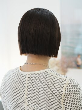 ニュイ(NUIT) ダブルカラーミルクティーベージュカラーケアブリーチミニボブ