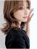 ミディアムヘア くびれ巻き シースルーバング ベージュ
