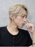 毛流れヘア金髪ナチュラルセンターパートツーブロック