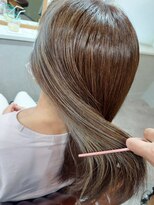 トラリ ヘアーメイク(Torali hair make)&nbsp;大人のグレイカラーロングヘア