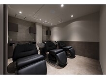 フルフラットな【ヘッドスパルーム】癒しの音楽と香りが五感を刺激する空間