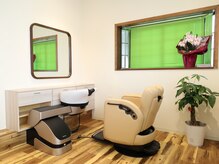 ワカバ(WAKABA)の雰囲気（カーテンつき半個室でレディースシェーブやヘッドスパも行えます）