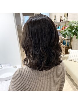 フルショウ 小牧(FURUSHO) 大人可愛い20代30代40代極細ハイライトでナチュラルに仕上げてる