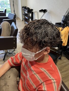 エヌプラス(N+) 刈り上げセンターパートサーフカールブルーブラッフェザーパーマ