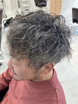 ヘアバイプルーヴ(Hair by PROVE) グレイヘア、緩めツイストスパイラルパーマ