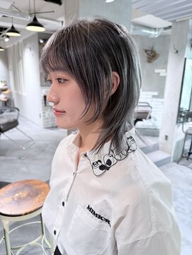 ロリム(RorriM) ウルフカット　ダブルカラー　シルバーグレー　レイヤーカット