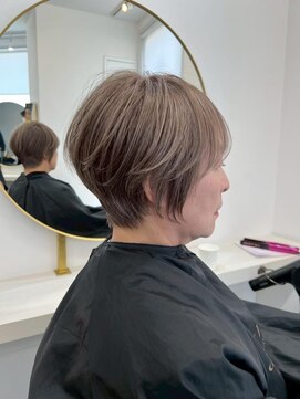 アルトル 池袋(altru) ショートボブ丸みショート白髪ぼかし