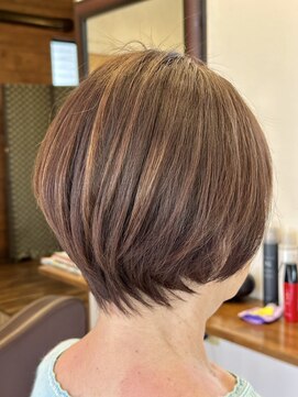 ヘアアンドスパ ベル(Belle) ショートボブ・グレイカラー・お手入れ簡単・手ぐし