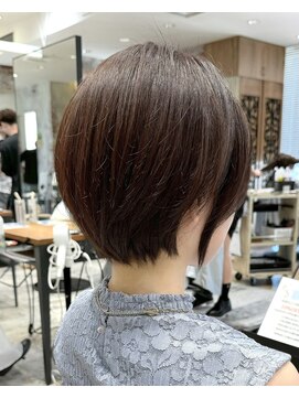 アフロート ルヴア(AFLOAT RUVUA) 【岩田莉奈】40代50代の似合わせカットで若見えショートボブ新宿