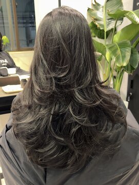 メリー オオサカ(Merly Osaka) 心斎橋/バレイヤージュ/レイヤーカット/海外レイヤー