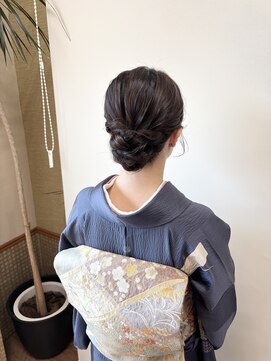 ヘアーボー ラーラ(hairbeau L'ala) ルーズ目シニヨン