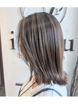 イル(iru) 光に溶け込む上品なハイライト