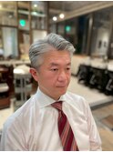 白髪を活かす大人の刈り上げない七三分けビジネスヘア/白金