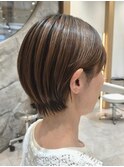 大人女性の艶髪耳掛けマッシュショート