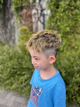 ラクヘアー 上福岡店 キッズカット金髪メッシュサイド刈り上げ短髪ショート