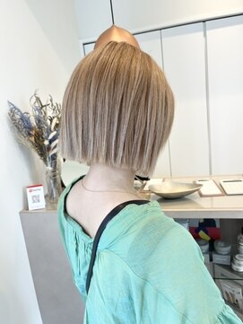 トナリ(tonari) white milk tea ×切りっぱなしボブ