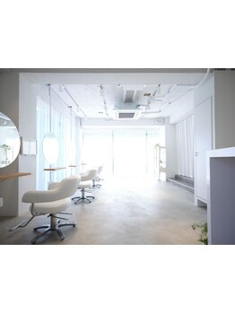 浄水通りの木々を眺めるおしゃれで洗練された上質でゆとりある空間で、スタッフは２名のみ