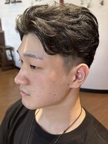 ヘアーグロウ 刈り上げセンターパート毛流れセンターパートツーブロックメンズ