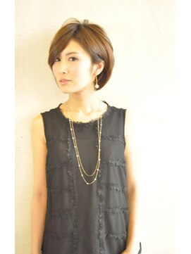 トロワ(Trois) 大人カッコいいナチュラルショートボブ