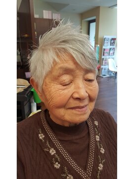 おばあちゃんアシメstyleに初チャレンジ L ムーン Moon のヘアカタログ ホットペッパービューティー