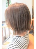 グレージュ×外ハネ×切りっぱなしボブ