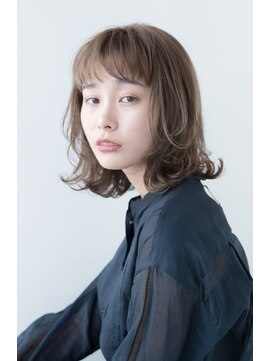 ヤイカ(YAYKA) ハイライトを入れた外ハネレイヤーミディアムボブ