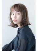 ハイライトを入れた外ハネレイヤーミディアムボブ