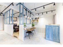 ラソニシカサイ(Lazo nishikasai)の雰囲気（ブルーグレーのアクセントカラーが可愛い清潔感のある店内☆）